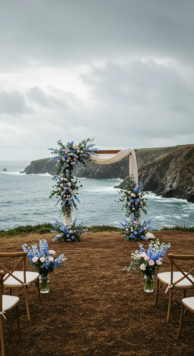 Arche florale avec delphiniums bleus face à une mer agitée.