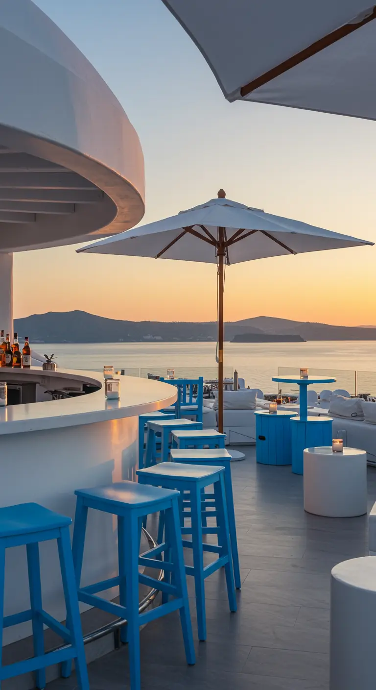 Bar de toit blanc avec des tabourets hauts d'un bleu vif, au coucher du soleil sur la mer.