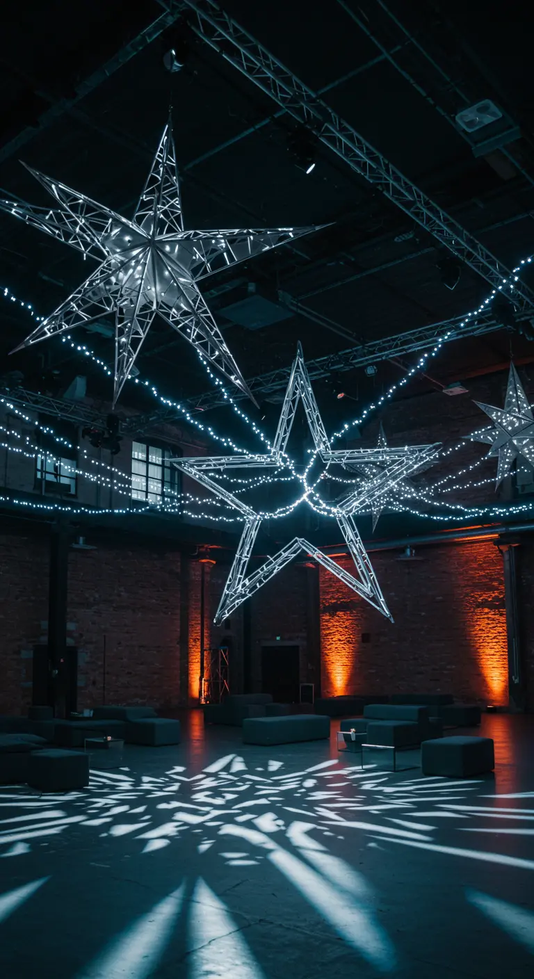 Grandes étoiles métalliques illuminées par des LED bleutées dans un espace industriel.