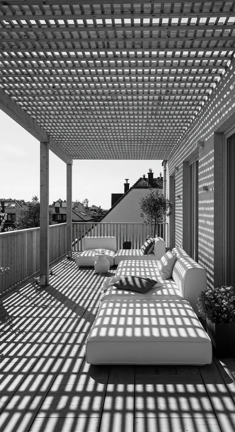 Longs canapés blancs sous une pergola en bois avec un toit en treillis créant des ombres graphiques.