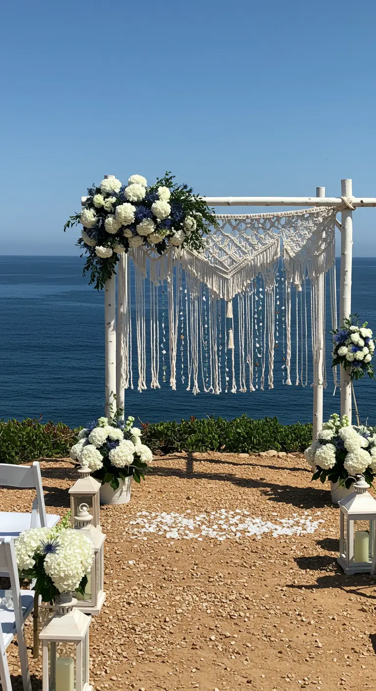 Arche blanche face à la mer, décorée d'hortensias blancs et bleus.