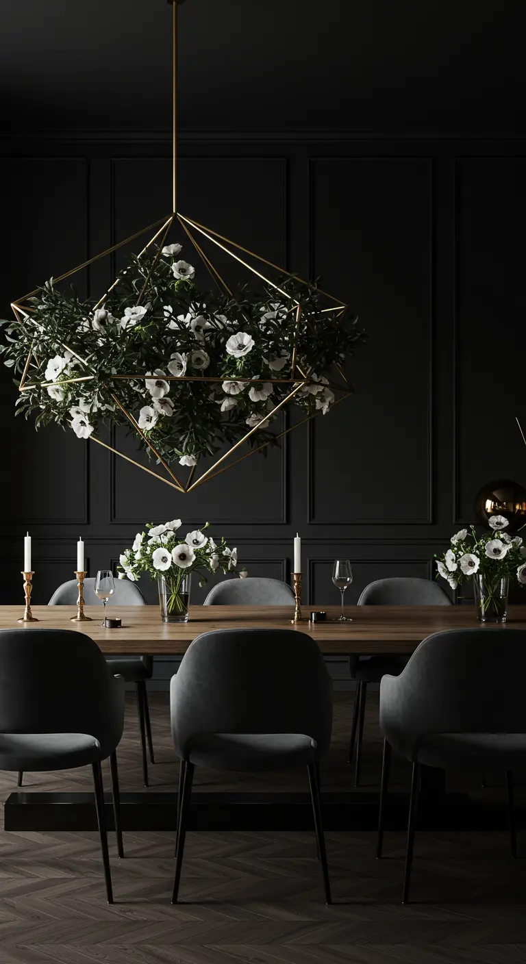 Une suspension géométrique dorée remplie d'anémones blanches et de feuillage, dans un décor sombre et chic.