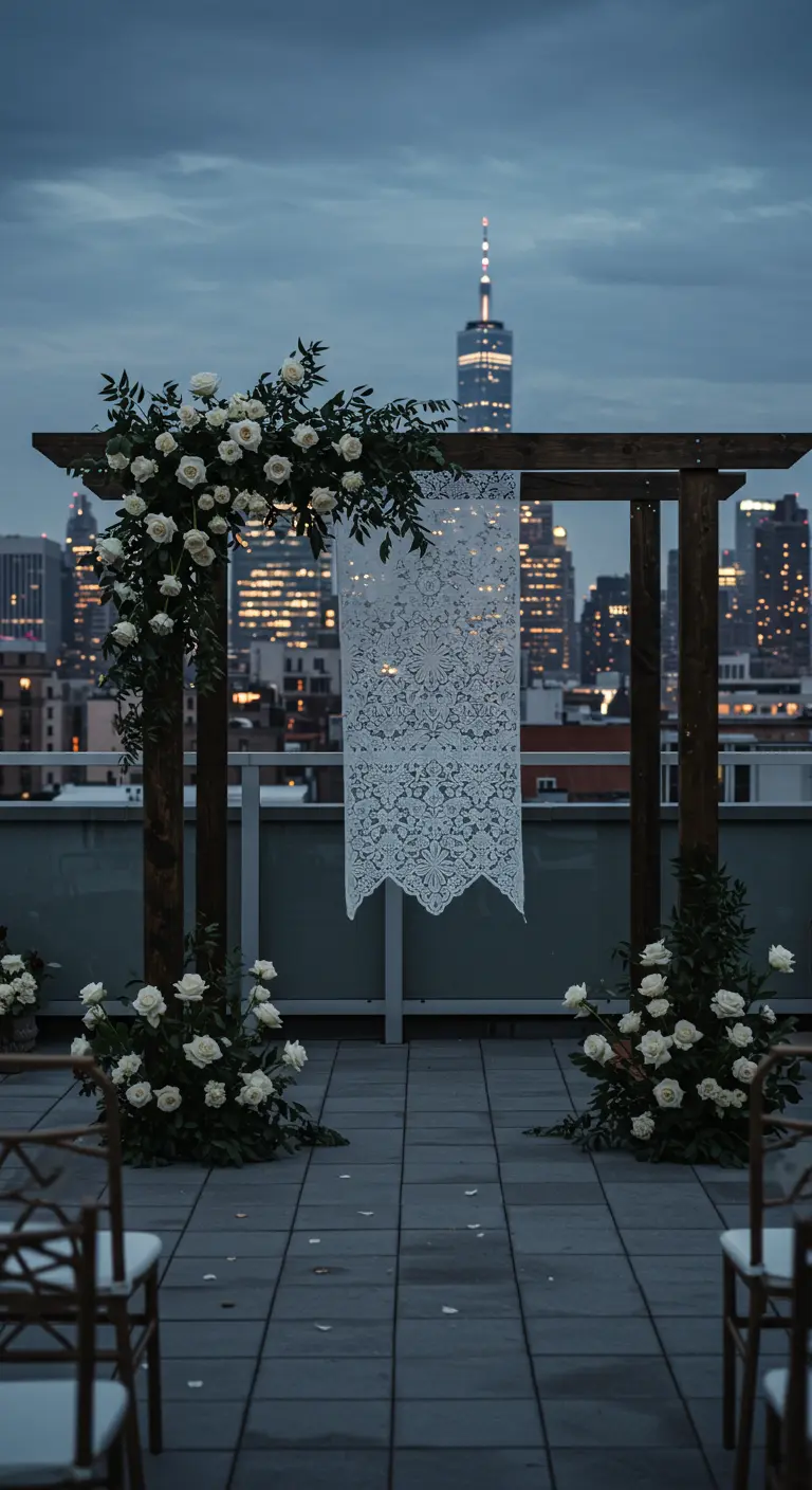Arche de mariage en bois sur un rooftop avec vue sur les gratte-ciel.